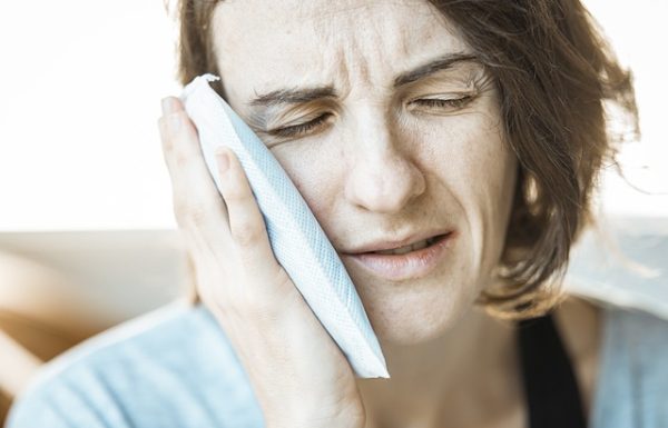 מה עושים אם יש לנו בעיות שיניים דחופות בחו"ל?